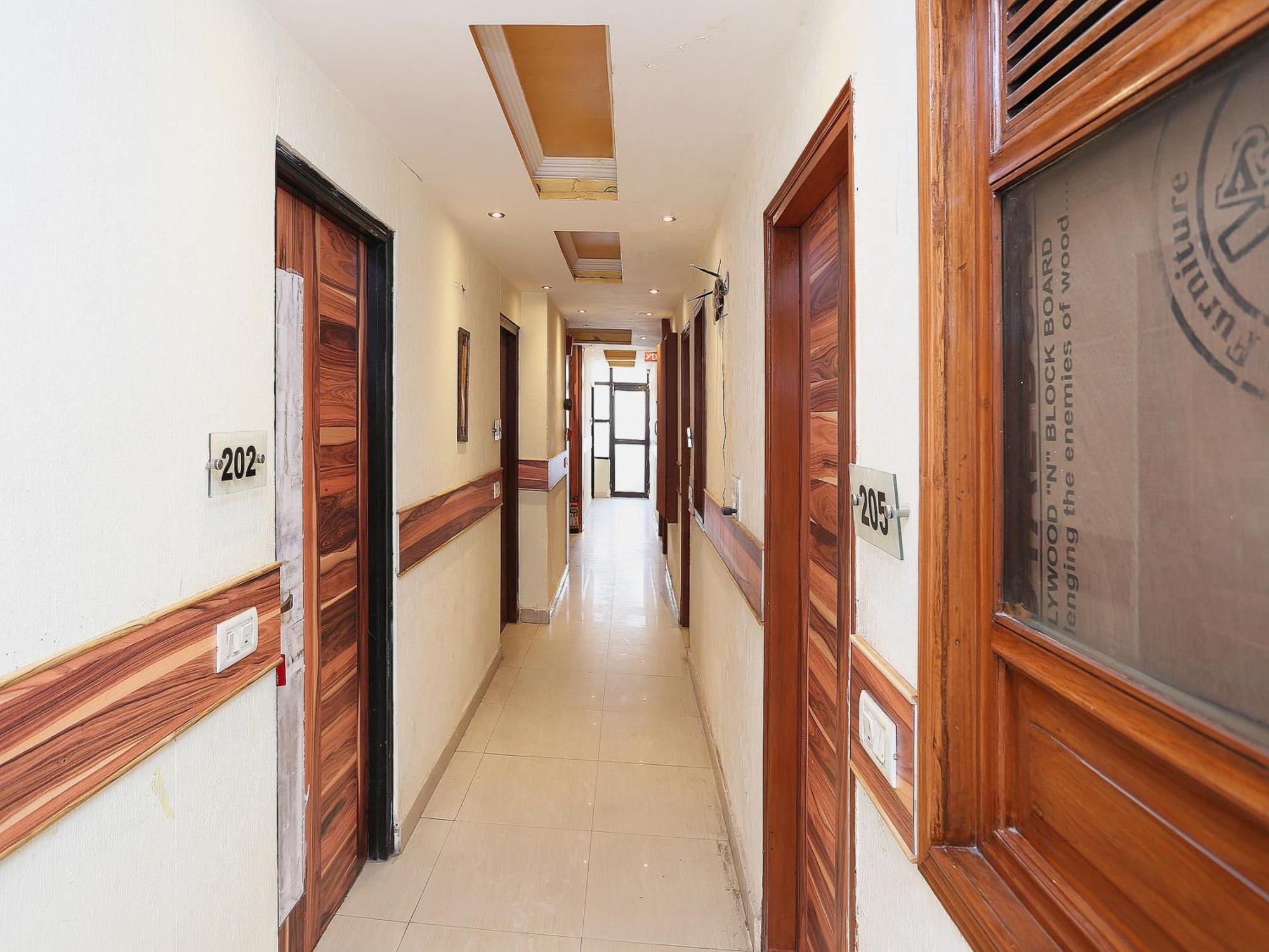 Oyo Flagship Hotel F Five New Delhi Extérieur photo